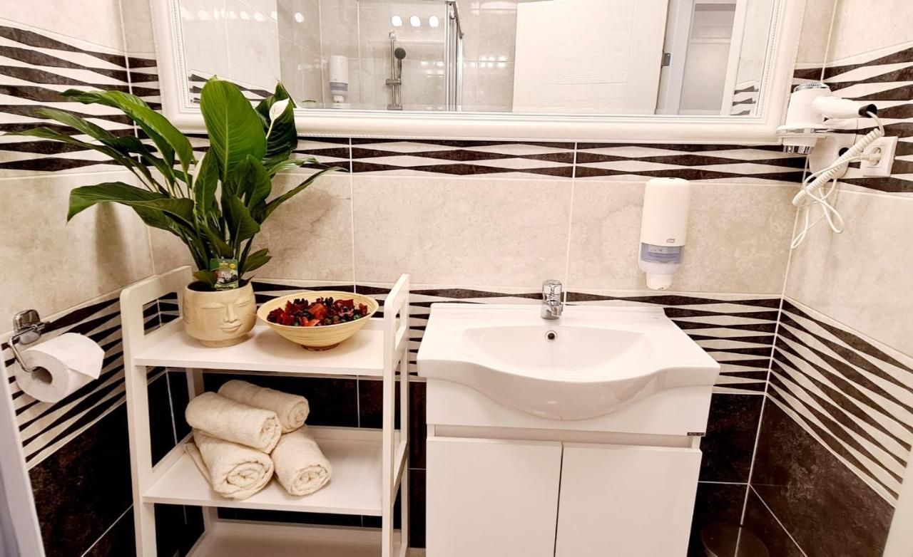 La Maison De Zoe - Airport Residences Otopeni Exteriör bild